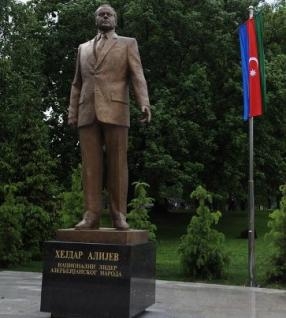 “Neftçi” Taşmaydan parkında Heydər Əliyevin abidəsini ziyarət etdi